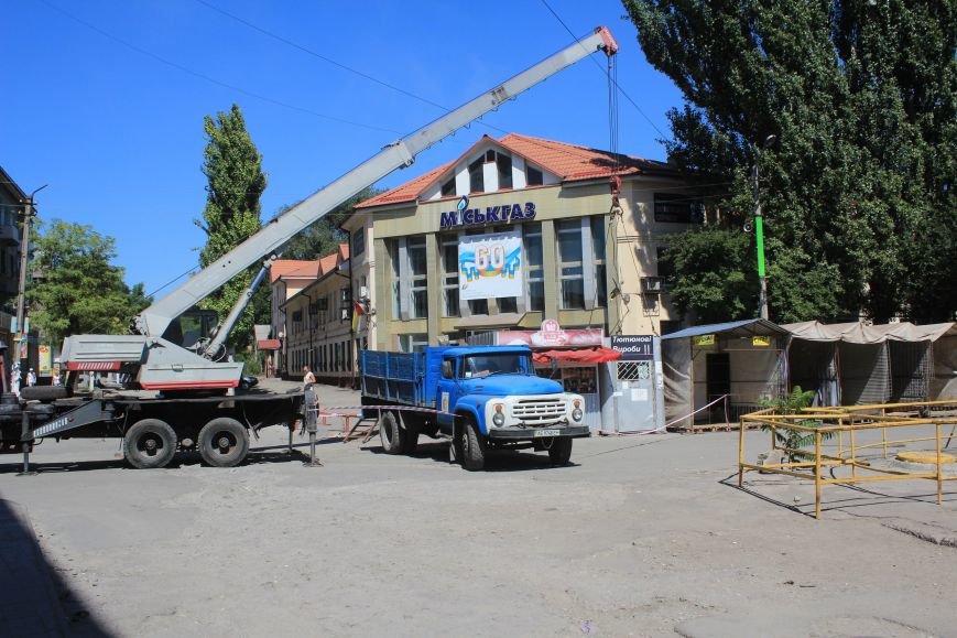 В Днепродзержинске демонтируют МАФы возле центрального рынка (фото) - фото 1