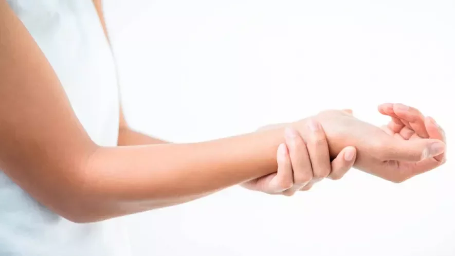 Тревожный сигнал: на какие проблемы может указывать онемение рук | Новости