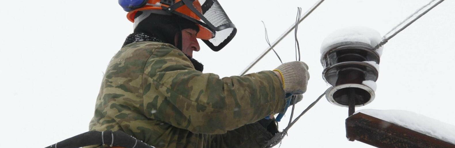 Чому світло відключають не за графіками: відповідь Укренерго
