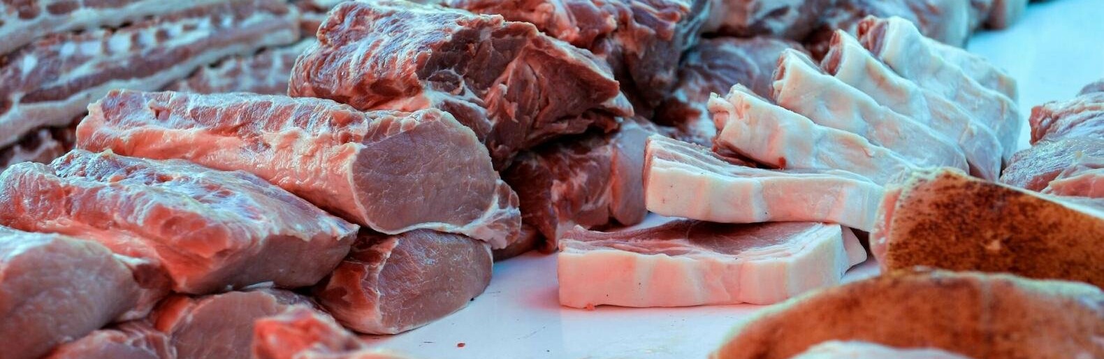 Заповніть морозилку, доки є можливість: в Україні знизилася ціна на м'ясо