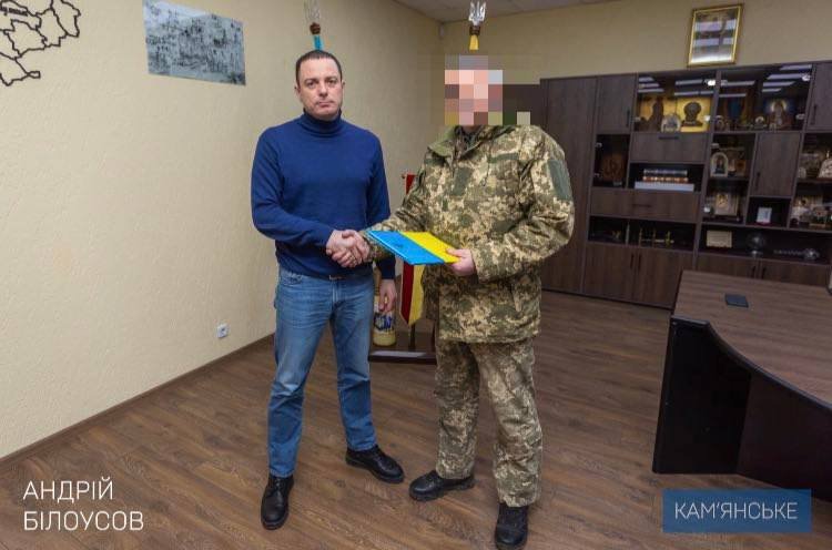 Мер Кам'янського отримав нагороду від військових
