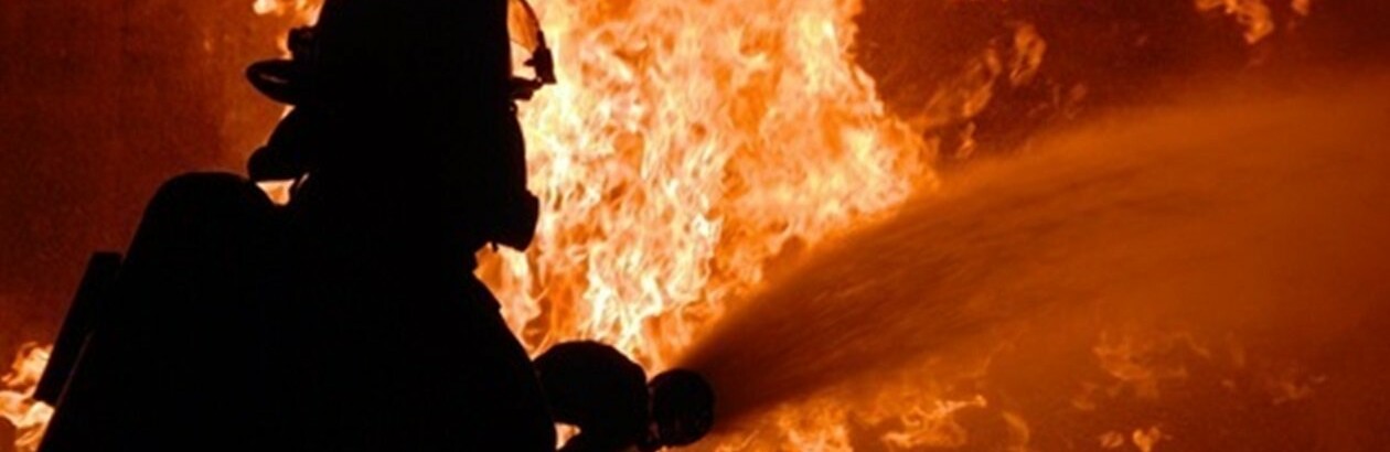 У Кам'янському рятувальники винесли чоловіка з палаючої квартири 