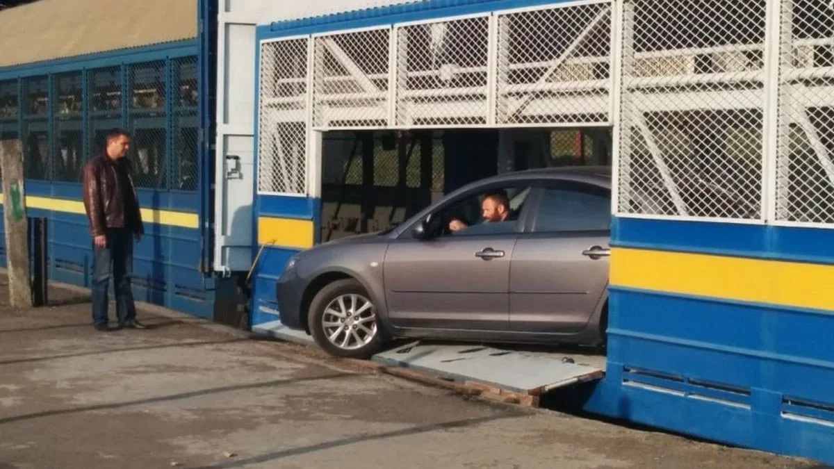 Як перевезти авто Укрзалізницею: вартість послуги і важливі деталі