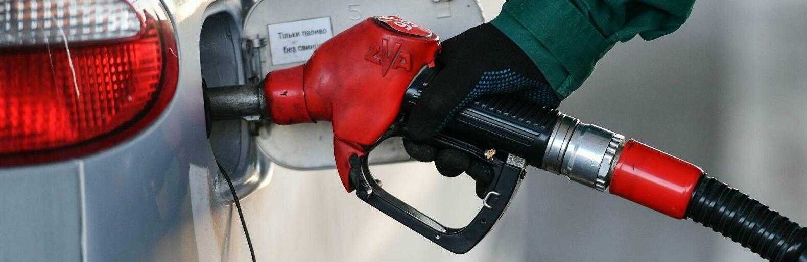 Критичні наслідки: яких помилок не можна припускатися під час заправки автомобіля влітку