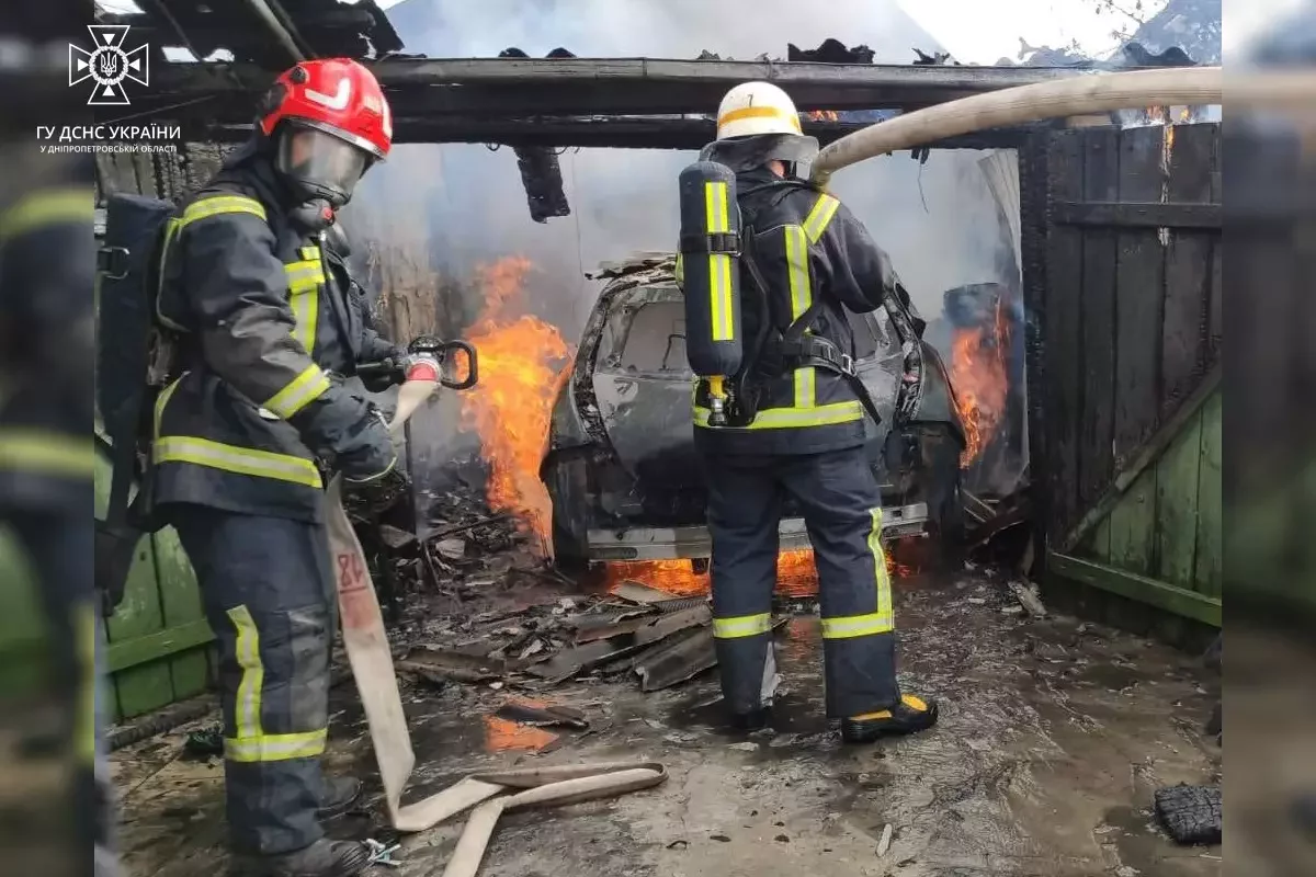 У Кам'янському згорів гараж з автомобілем