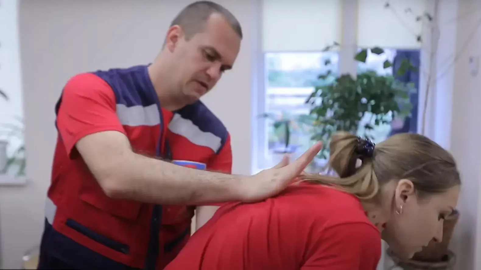 Стукати по спині не можна: що робити, якщо людина подавилася їжею і задихається