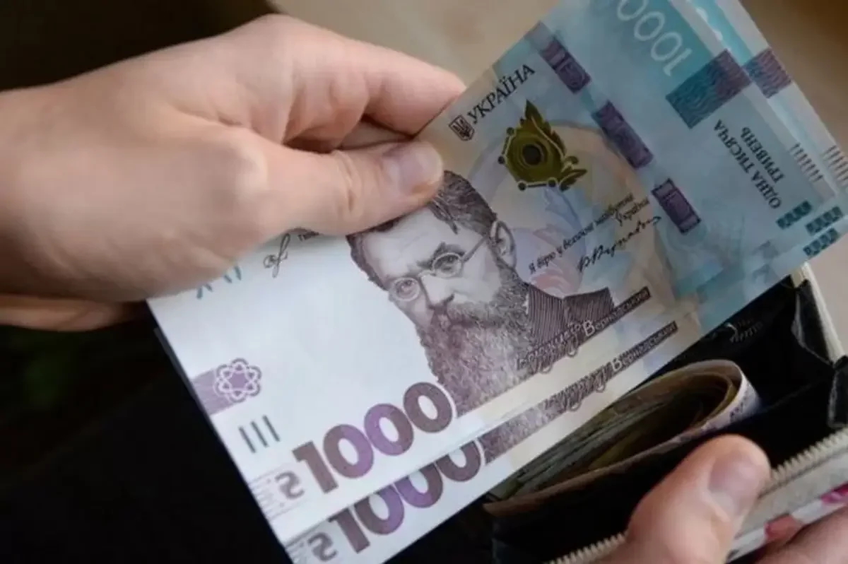 Держава виплачує до 50 тисяч гривень допомоги: хто з українців має право на додаткові виплати під час війни та як їх оформити