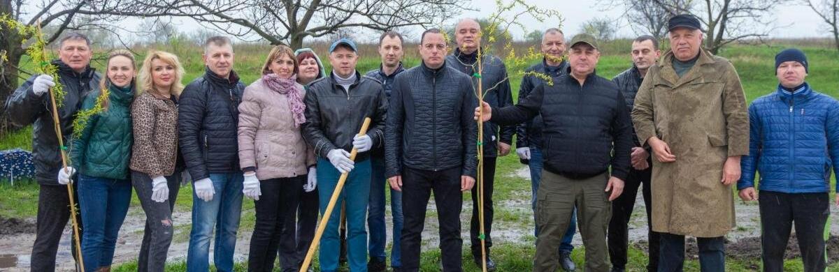 У Кам'янському продовжується озеленення міста: висадили більше 50 молодих дерев