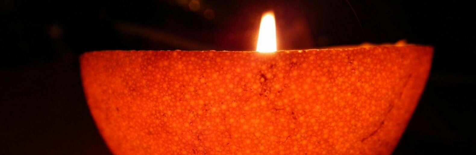Новорічний стіл в умовах блекауту: як зробити свічки з мандарин