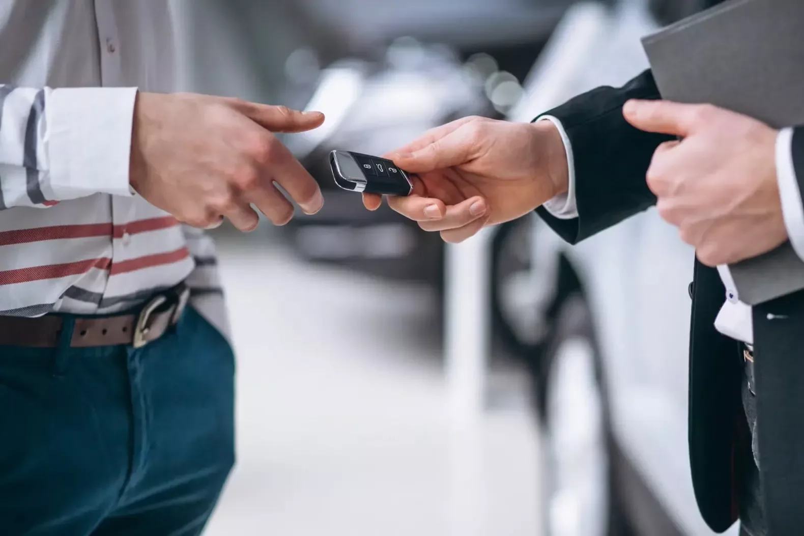 У МВС пояснили, кому з українців доведеться відвідати ТЦК перед продажем або купівлею авто: коли потрібна довідка про військовий облік