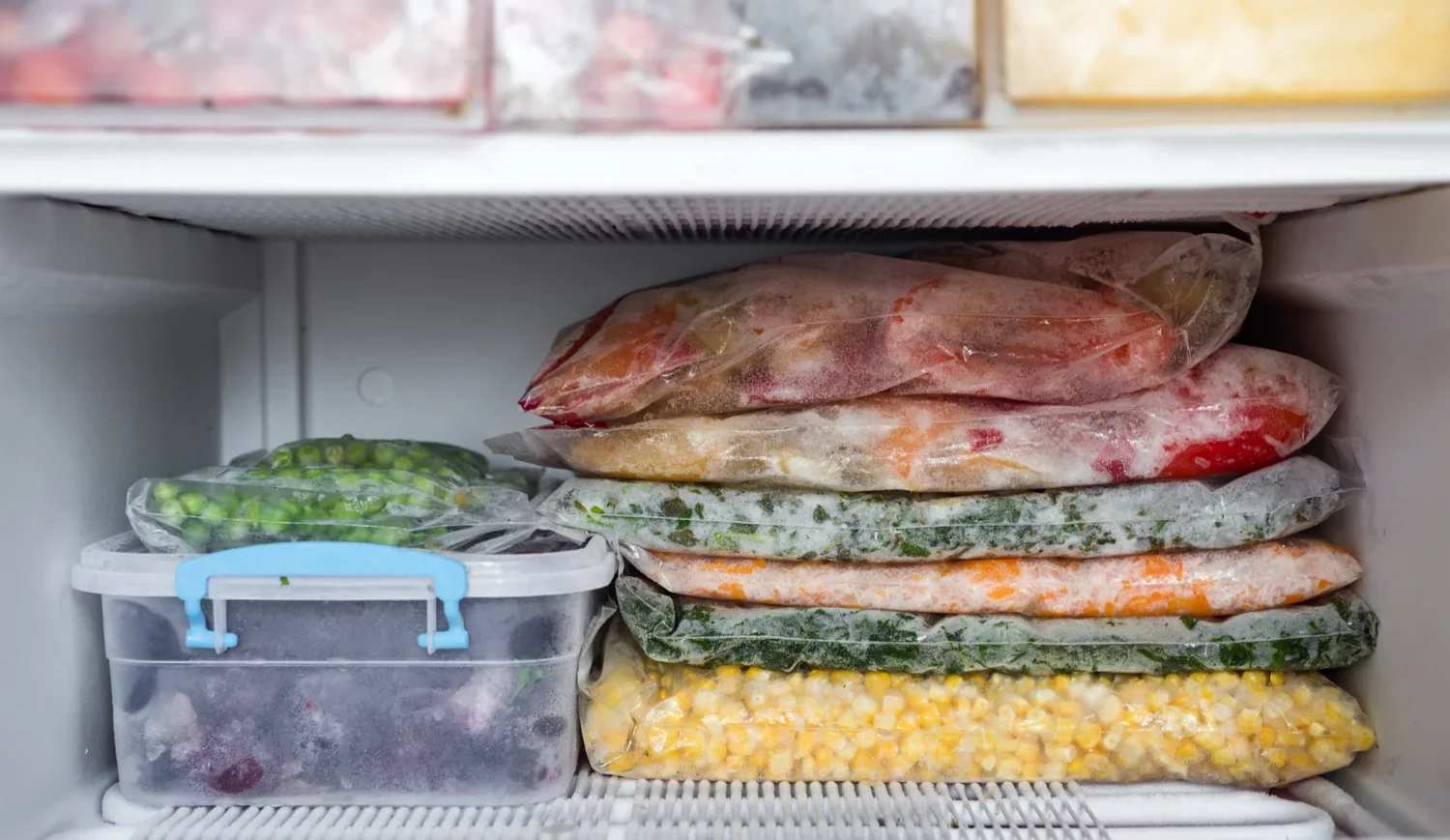 Ці продукти стають шкідливими після заморожування: що не варто класти в морозильник