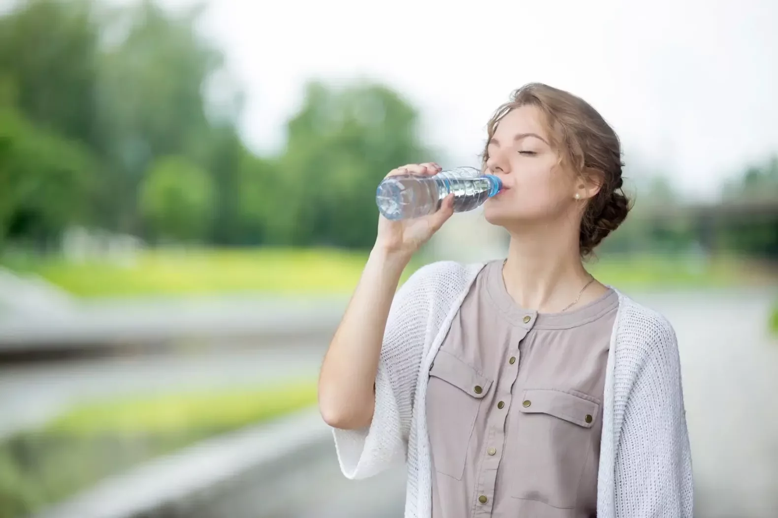 Кому не можна пити газовану воду: користь і шкода популярного напою