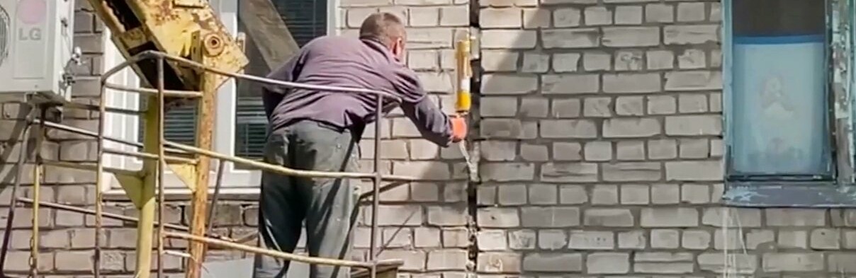 Комунальники Кам'янського продовжують готувати будинки міста до опалювального сезону: як просуваються роботи