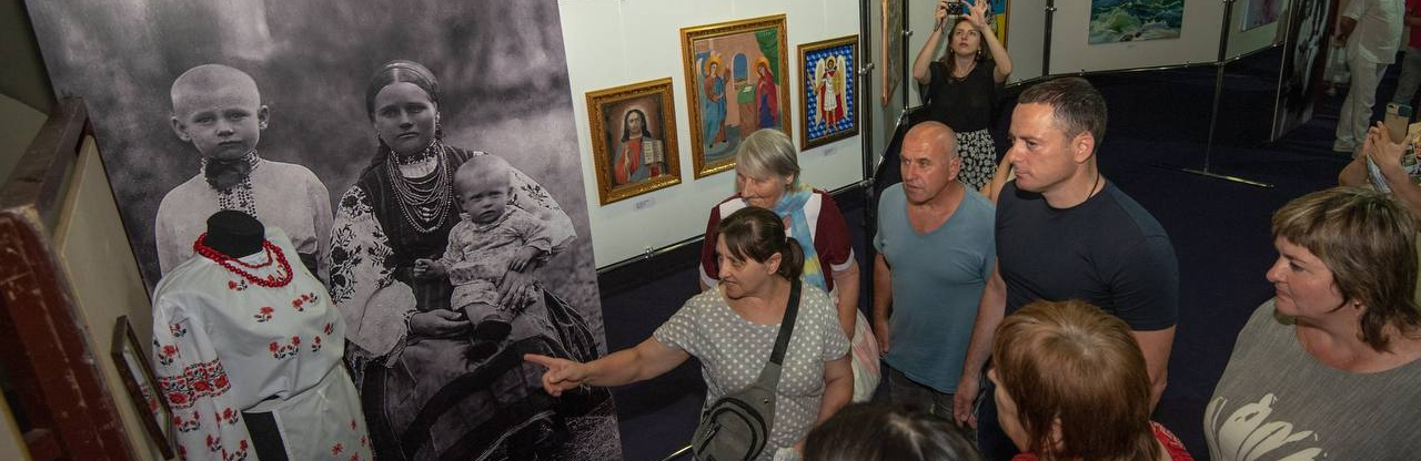 У Музеї історії Кам'янського відкрили художню виставку до Дня Незалежності