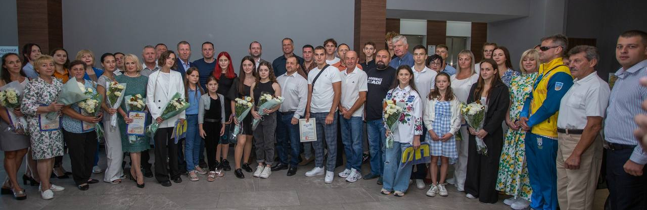 Мер Кам'янського нагородив спортсменів міста з нагоди Дня фізичної культури 