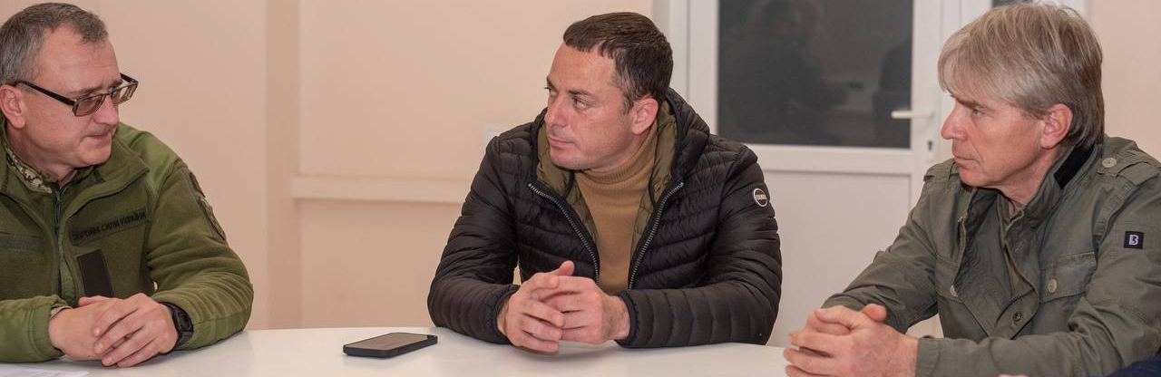 Мер Кам'няського передав щомісячне матеріальне заохочення для бійців