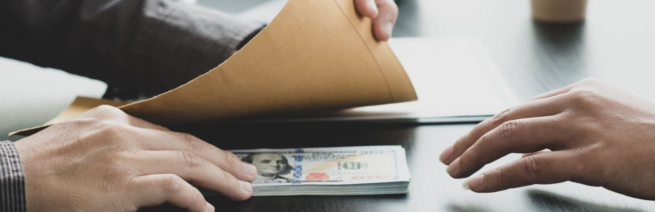53% українців вважають хабарі необхідністю: результати опитування