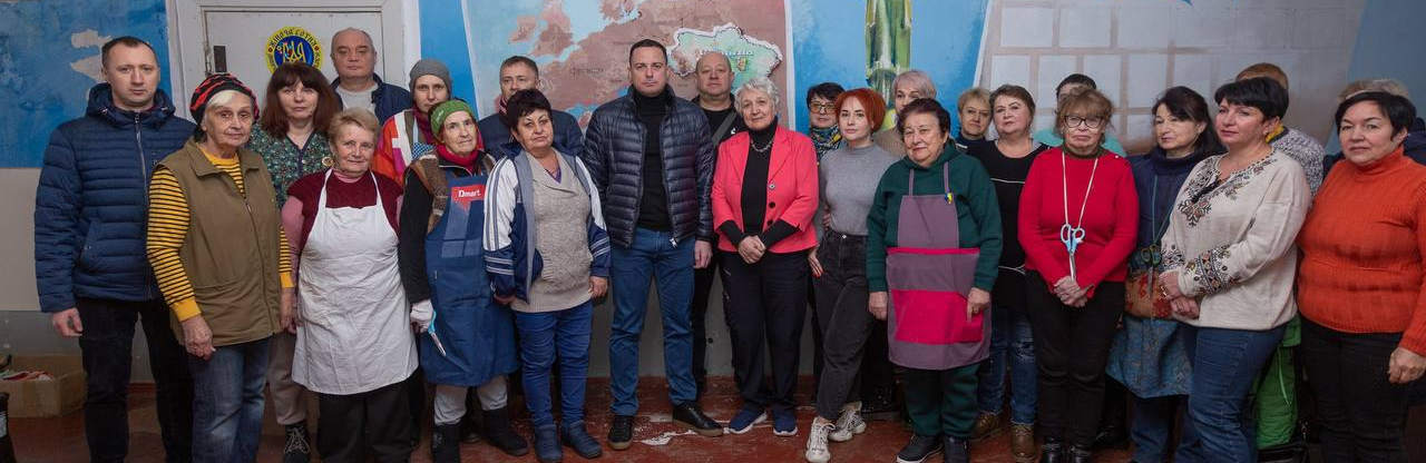 Мер Кам'янського в День волонтера завітав до осередку Жіночої сотні