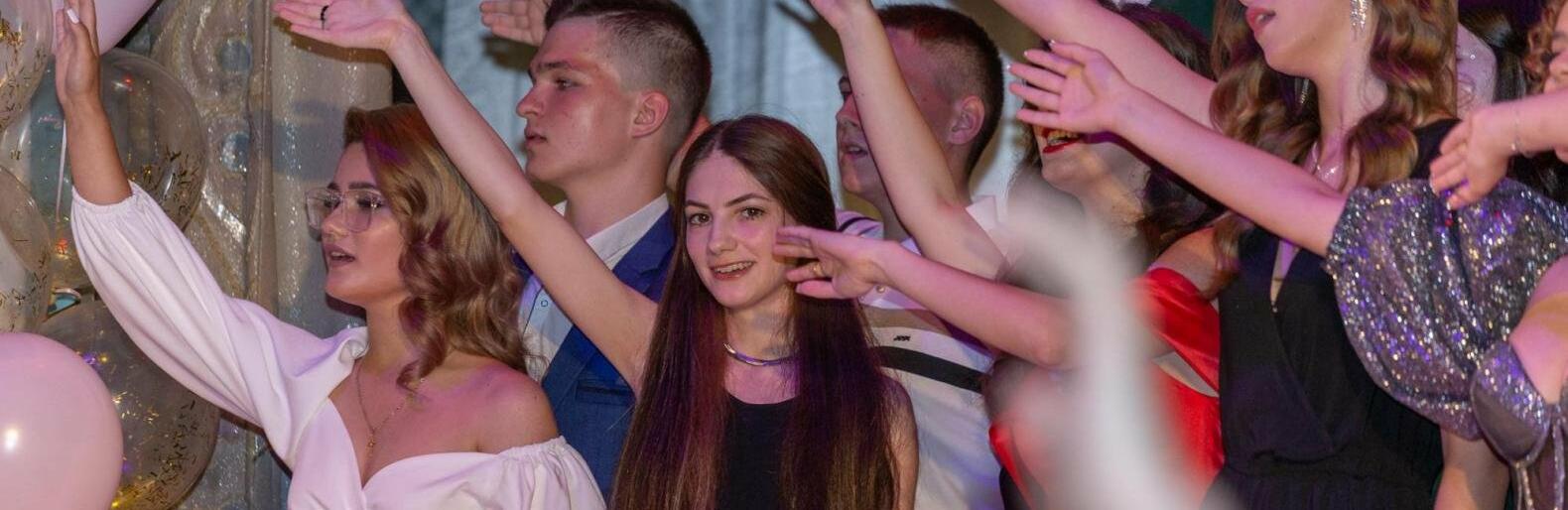 Мер Кам'янського привітав випускників з отриманням атестатів