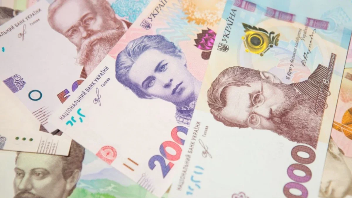 Фальшиві гроші в Україні: як розпізнати підробки візуально та на дотик