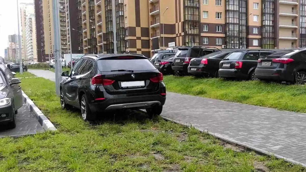 Обійдеться в кругленьку суму: який штраф доведеться заплатити автовласникам за паркування на пішохідних переходах