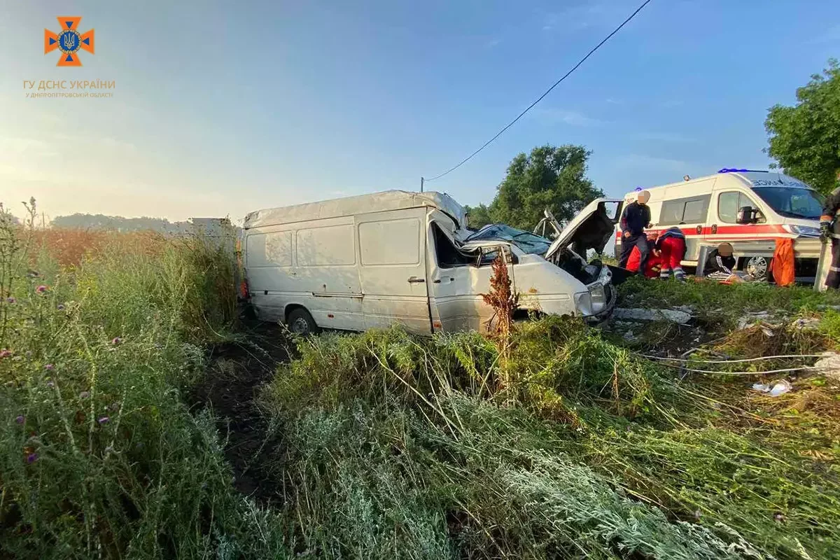 У Кам'янському районі рятувальники деблокували чоловіка з понівеченої автівки