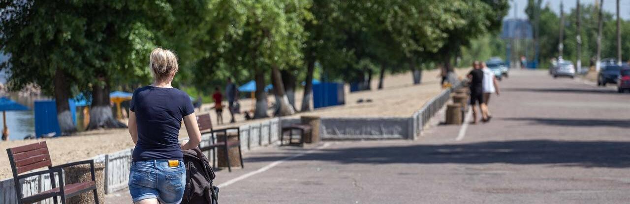 В Каменском на пляже установили медпункт и включили фонтанчики 