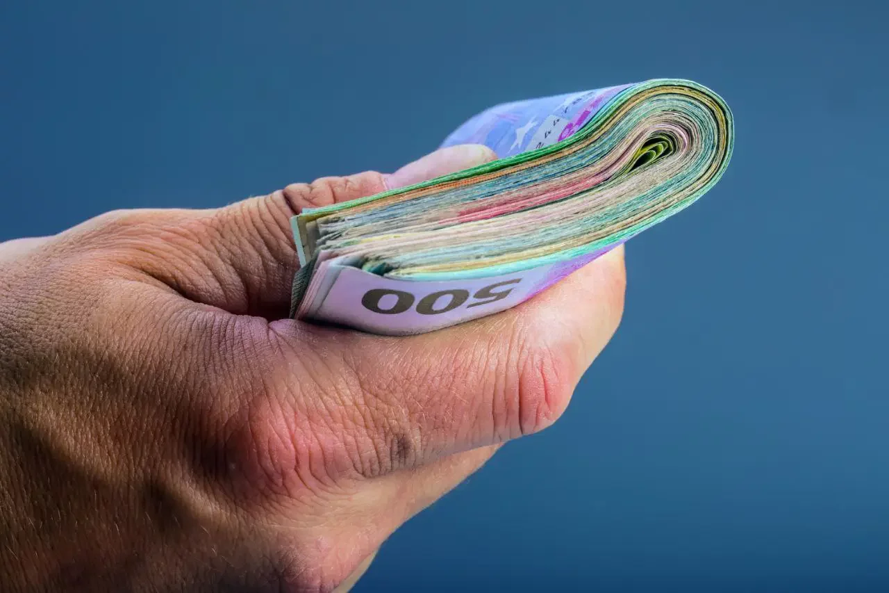 Можете отримати навіть на здачу: українцям дедалі частіше попадають на руки фальшиві гривні та як розпізнати підробку