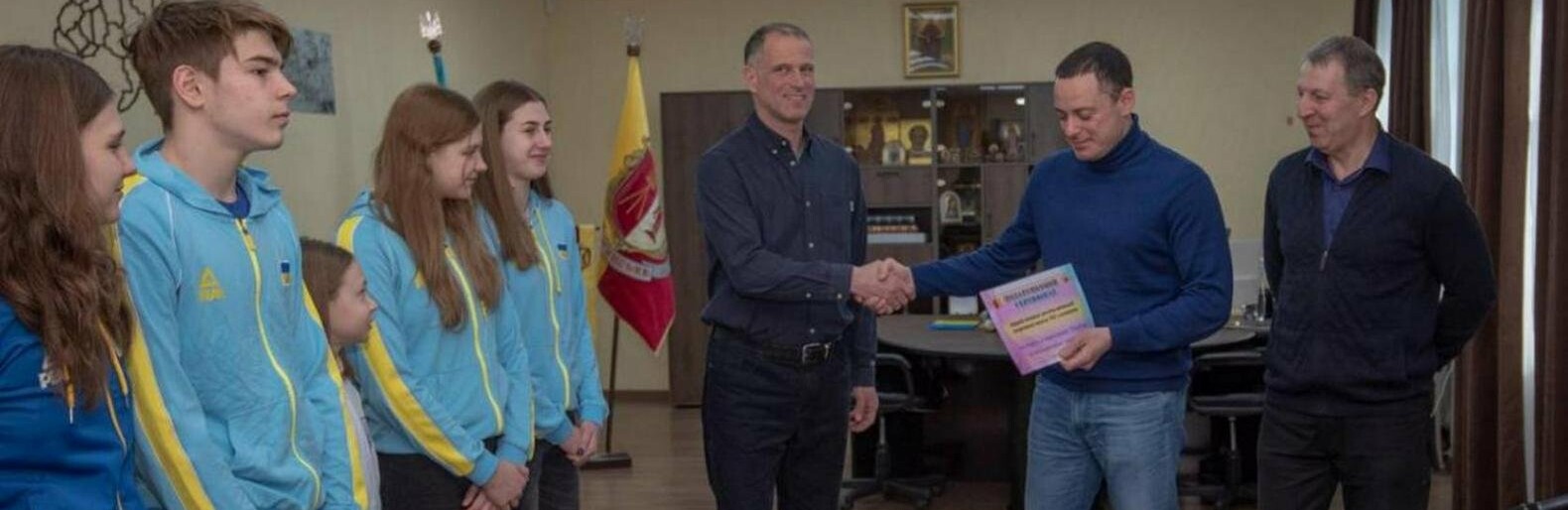 Андрій Білоусов вручив сертифікат плавцям з Кам’янського