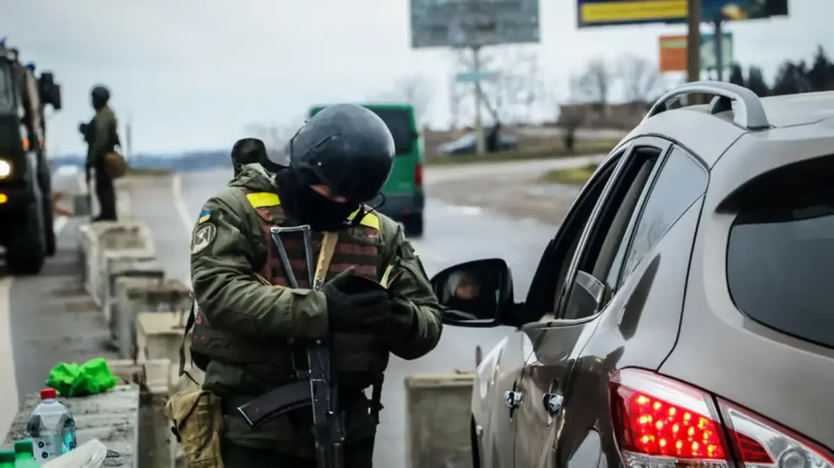 Українськім водіям масово роздають повістки із порушенням законів: юристи розповіли, які правила ігнорують ТЦК і поліція