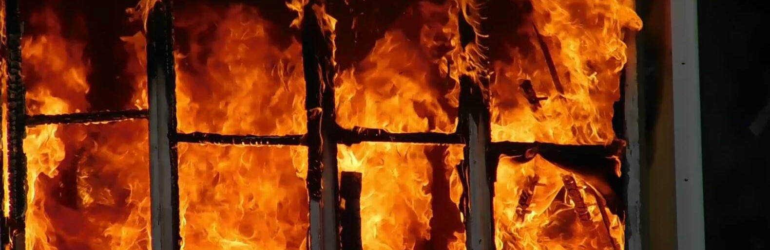 У Кам'янському у п'ятиповерхівці згорів чоловік