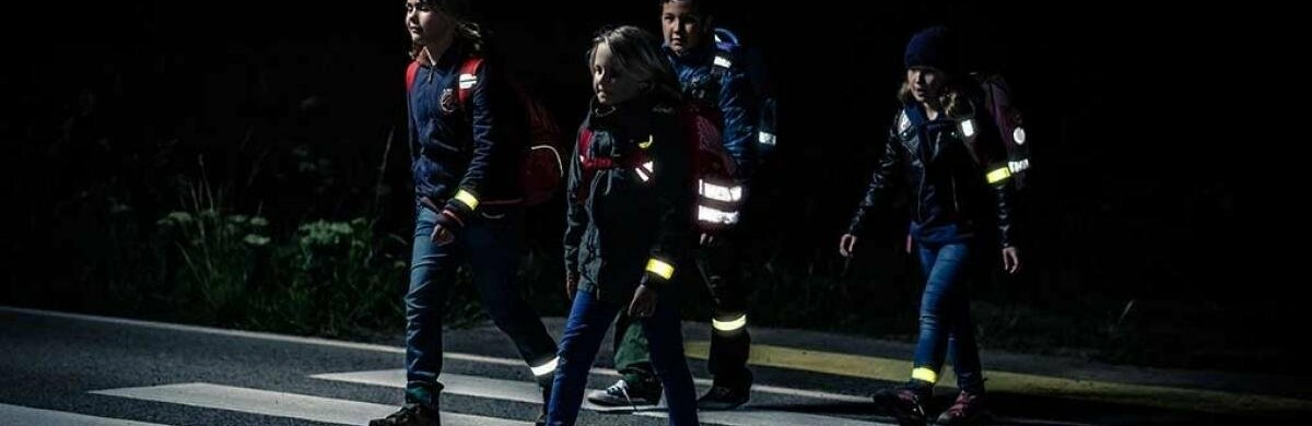 Бути на виду: що вдягнути, коли на вулицях немає світла