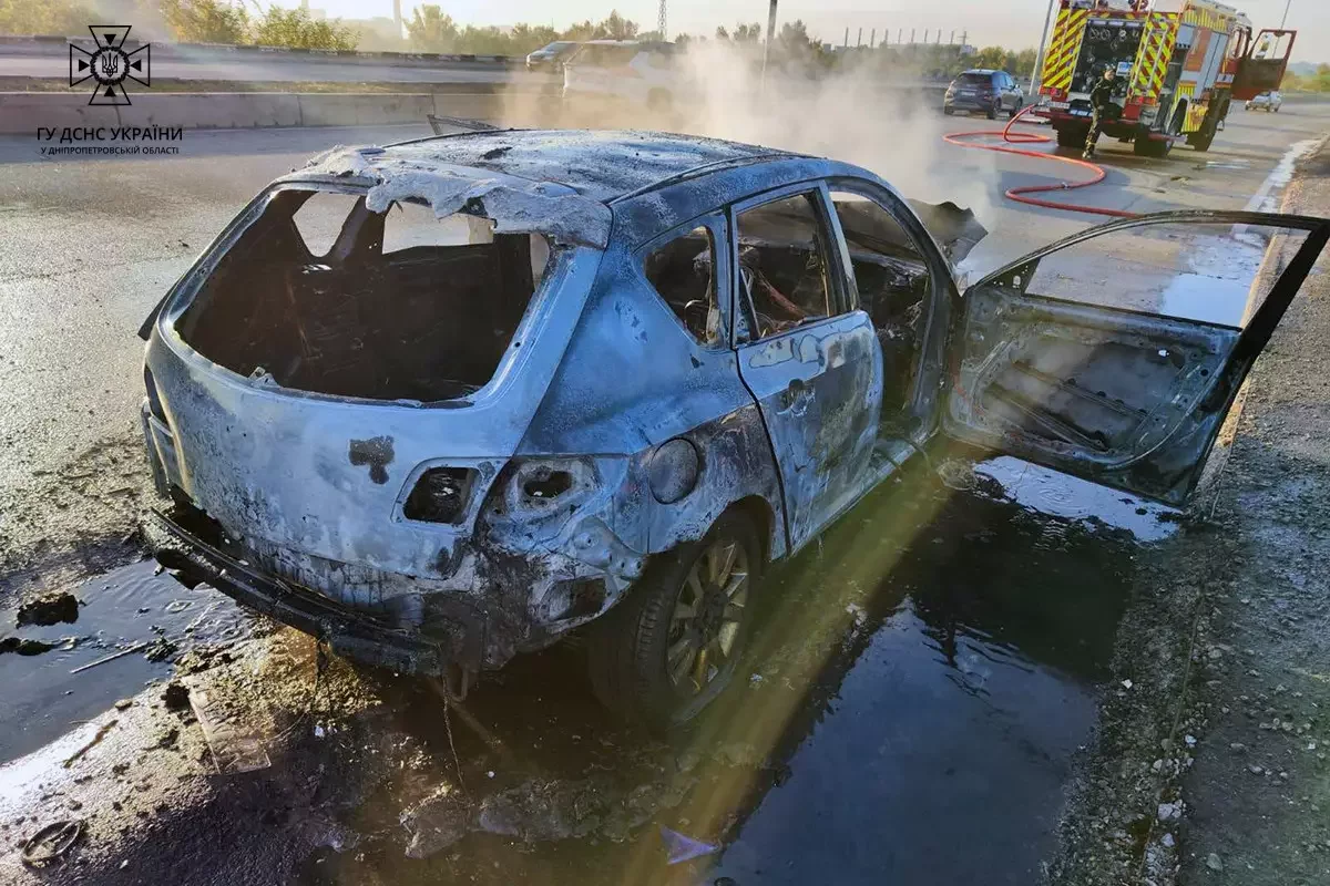 У Кам'янському на мосту згоріла MAZDA-3