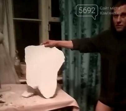 В Каменском среди ночи в квартире на кровать обвалился потолок, фото-4 В Каменском среди ночи в квартире на кровать обвалился потолок, фото-4