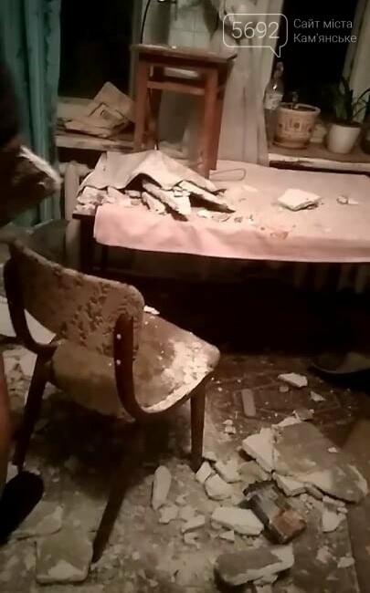 В Каменском среди ночи в квартире на кровать обвалился потолок, фото-1 В Каменском среди ночи в квартире на кровать обвалился потолок, фото-1