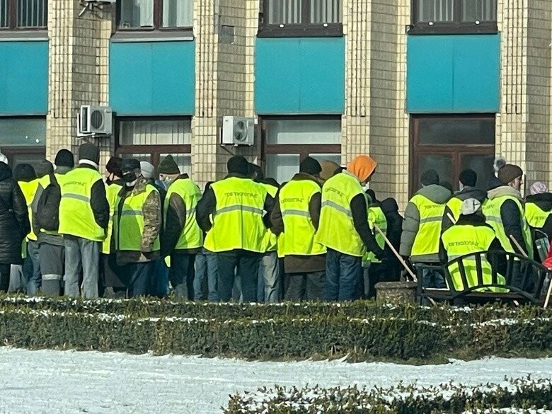 В Каменском митинговали дворники и женщина в дорогой шубе |Новини