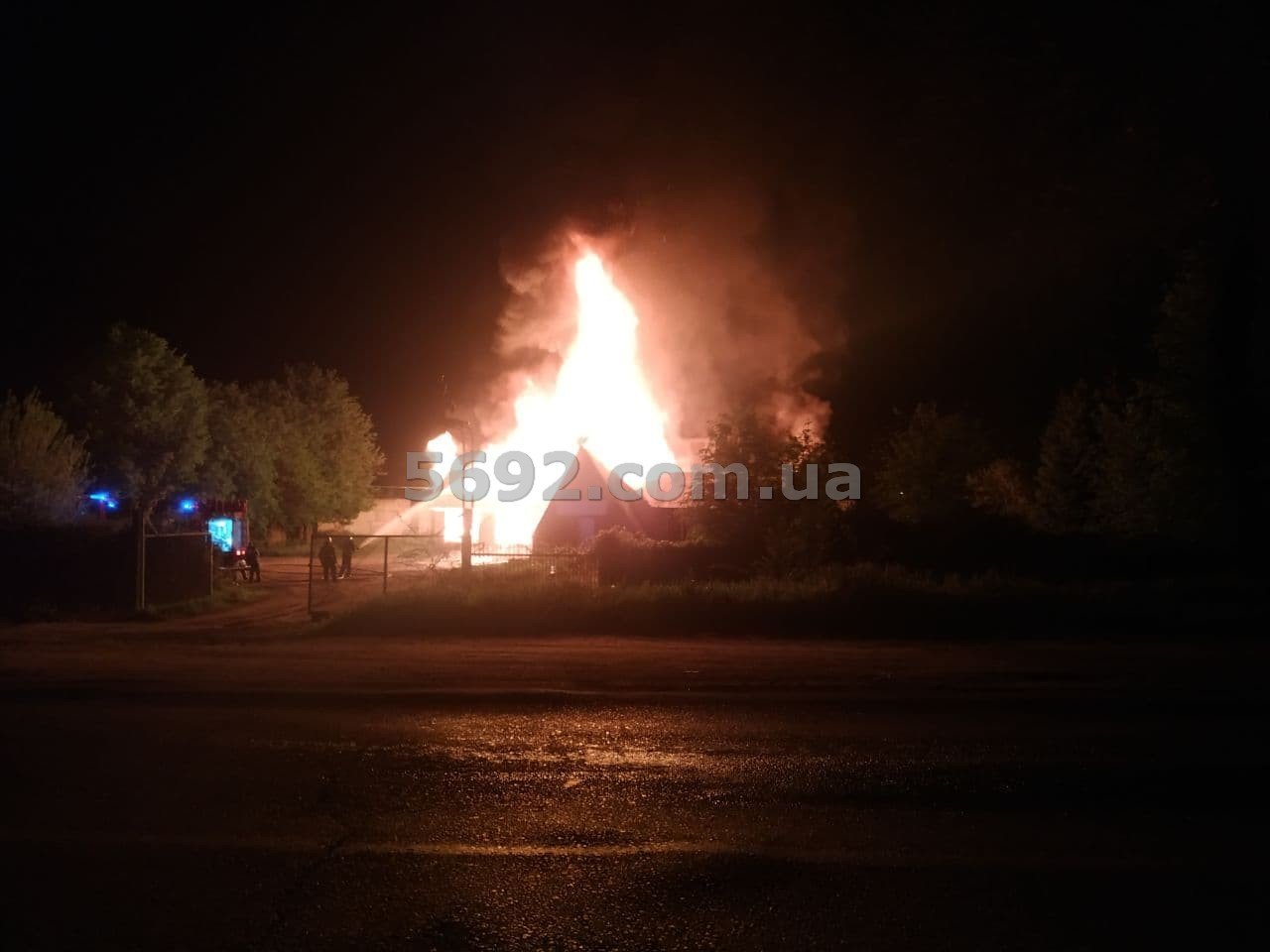 Возле вокзала Каменского сгорело старое кафе, фото-1