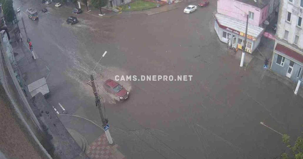 В Каменском мощный ливень затопил центр города, фото-1