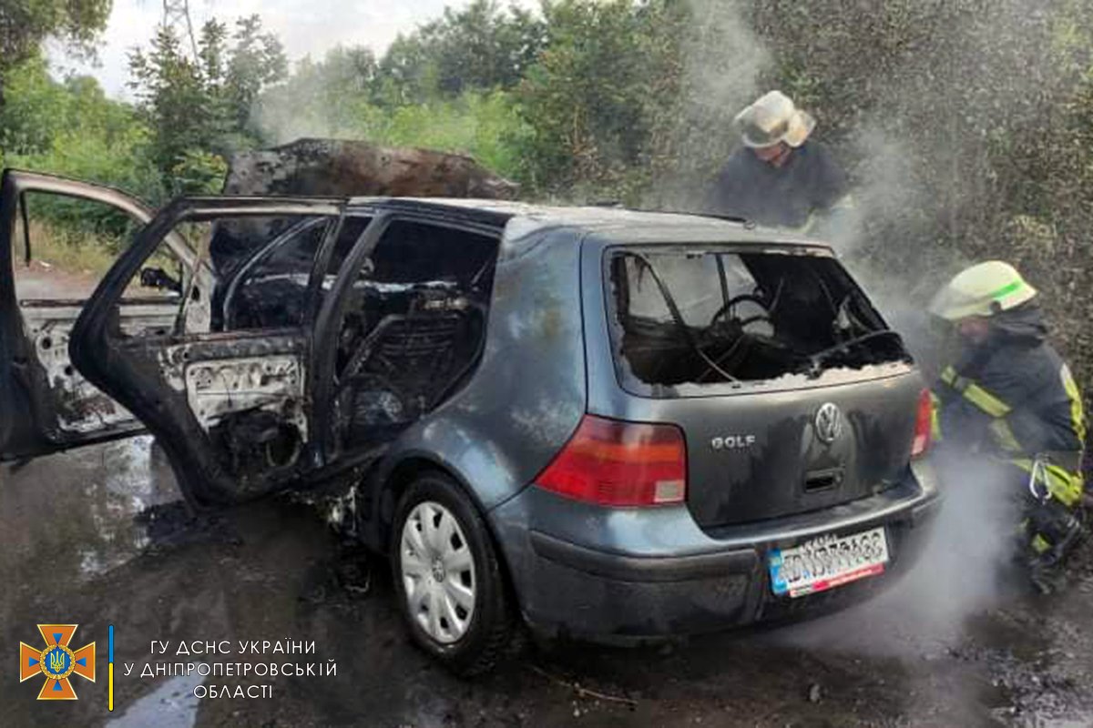 В Каменском районе горел Volkswagen Golf, фото-2