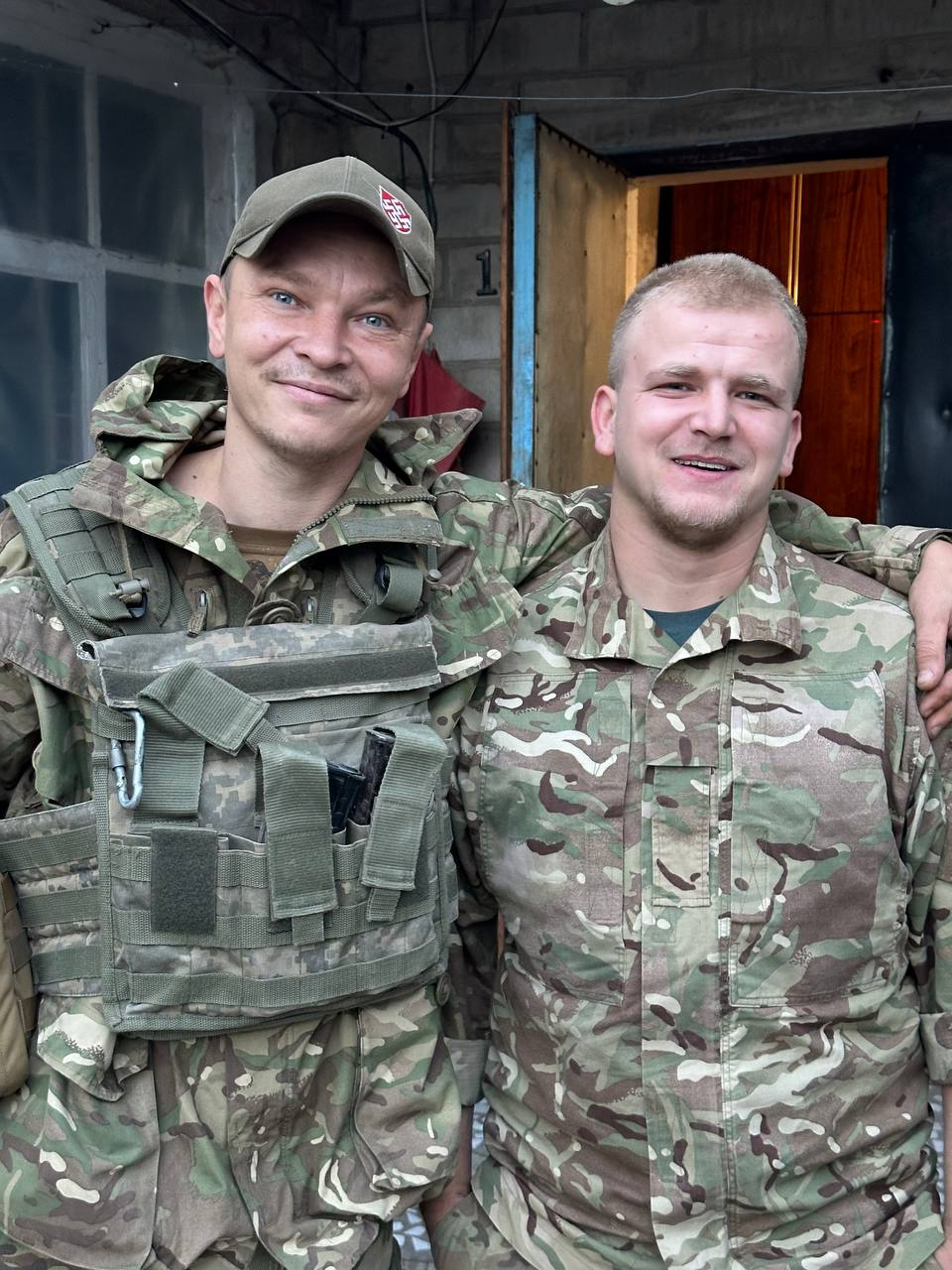 Максим Шарапов - праворуч