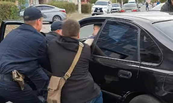 В Каменском пьяный водитель иномарки создал аварийную ситуацию и ок... В Каменском пьяный водитель иномарки создал аварийную ситуацию и оказал сопротивление полицейским, Евгений Белый