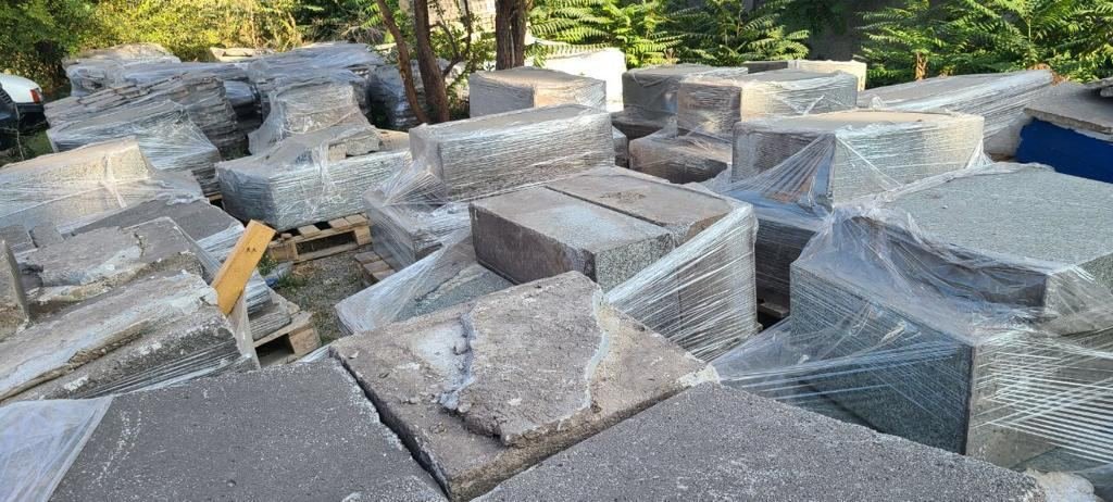 Гранит со сквера и пьедестала Брежнева находится в Каменском на скл... Гранит со сквера и пьедестала Брежнева находится в Каменском на складе департамента ЖКХ, Анжелика Кудряшкина