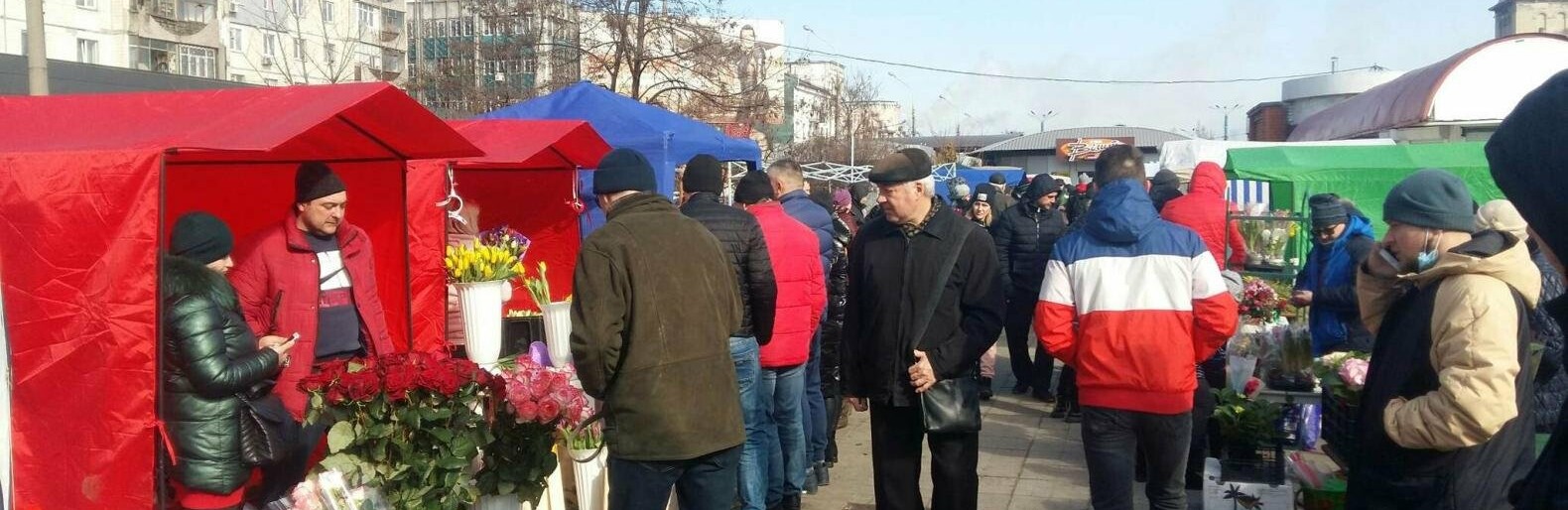 Каменское в пробках: как горожане покупали цветы на 8 марта