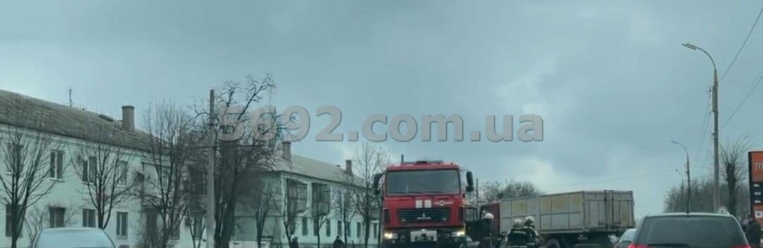 В Каменском Honda влетела под грузовик: на место вызывали спасателей
