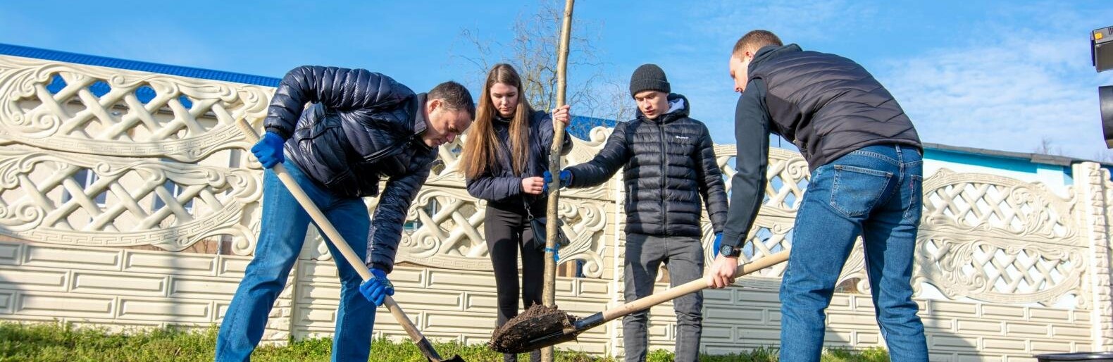 Мэр и молодежь Каменского высадили полсотни деревьев в Карнауховке