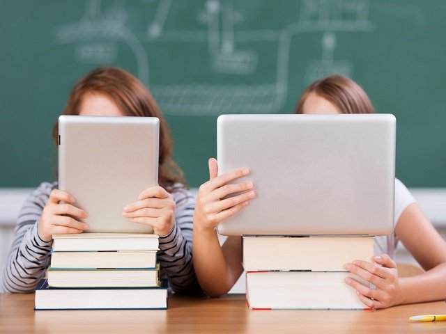 Дистанционное обучение в школах Каменского продолжается