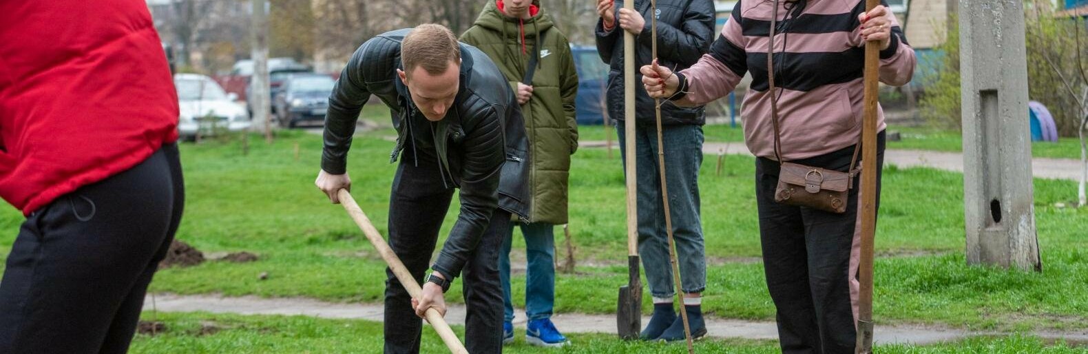 1000 деревьев и 600 кустов высадили в Каменском ко Дню окружающей среды